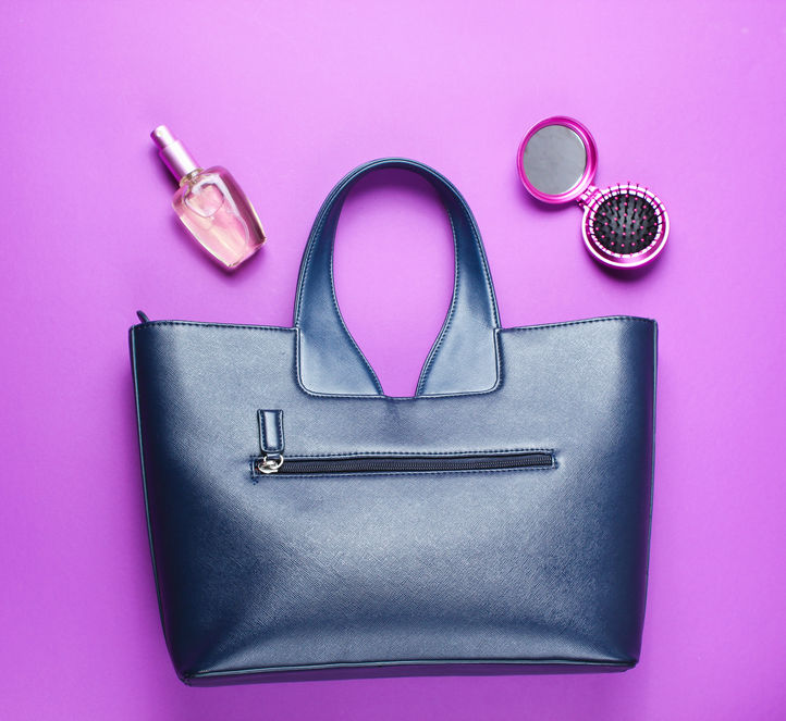 Entretien régulier d'un sac en cuir noir vintage