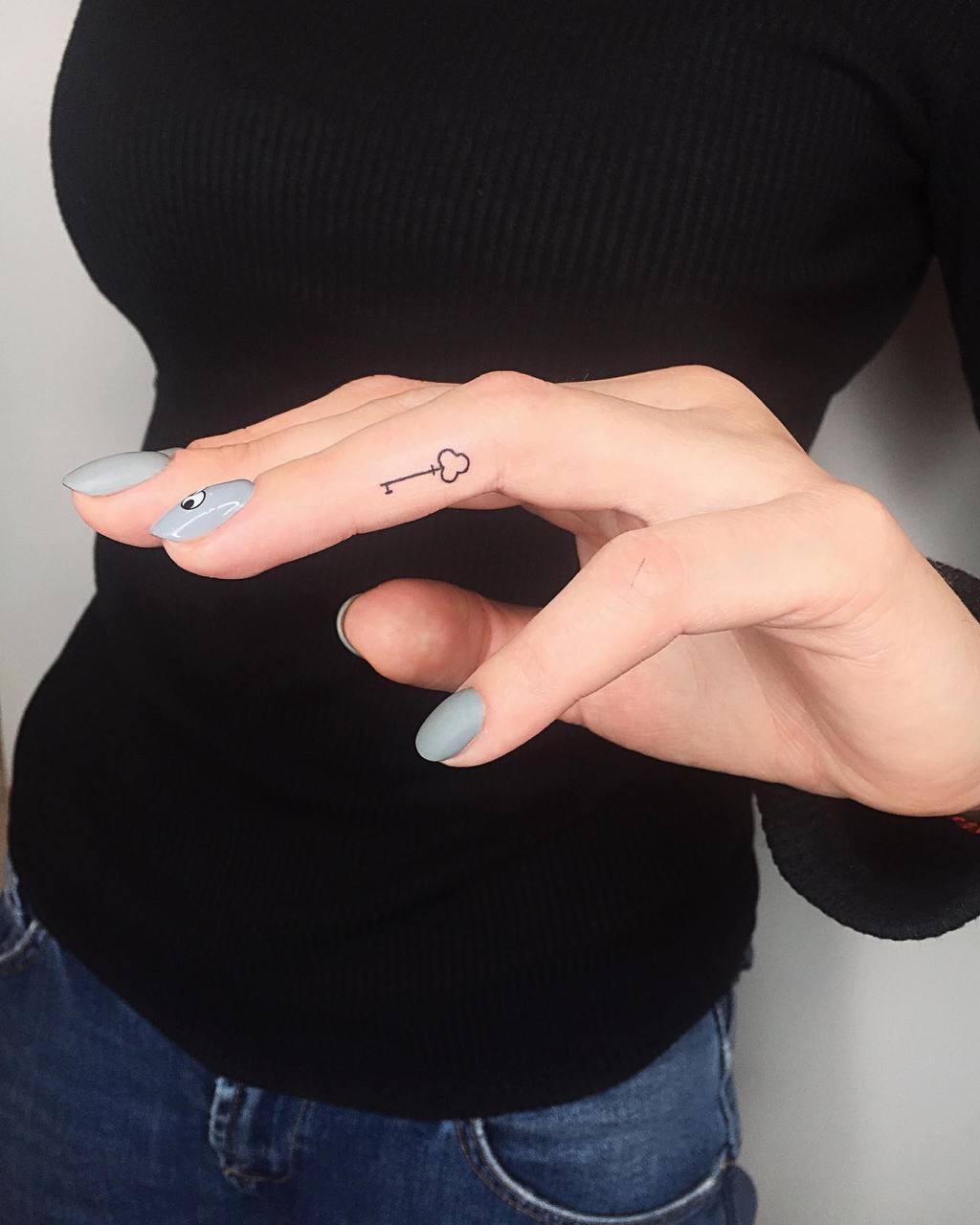 prix des tatouages ​​sur les doigts à Paris RomaPokes