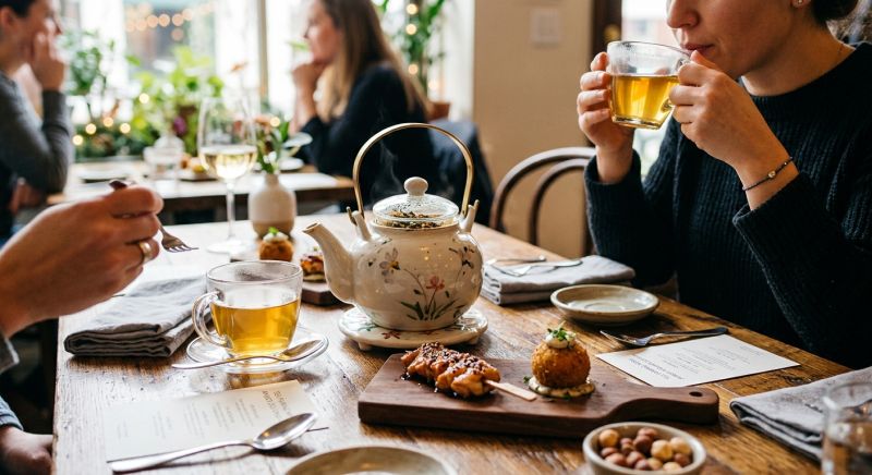 théière et tasses en verre lors d'un accord mets-boissons