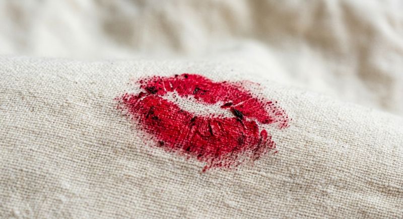 tache de rouge à lèvres sur tissu