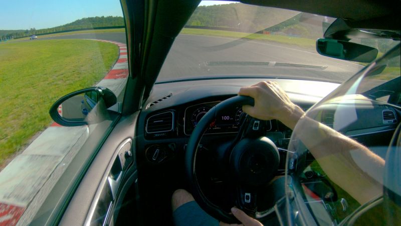 voiture sportive rouge sur circuit