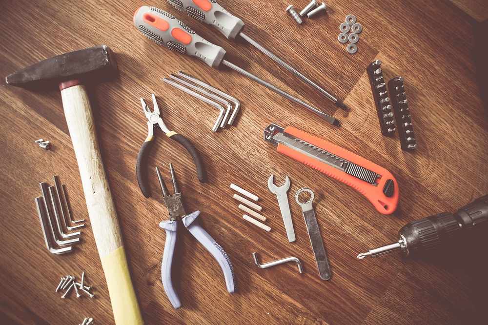 Perçage d'un mur creux à la perceuse