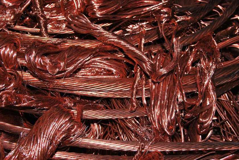 Câbles métalliques enchevêtrés et brisés, en désordre
