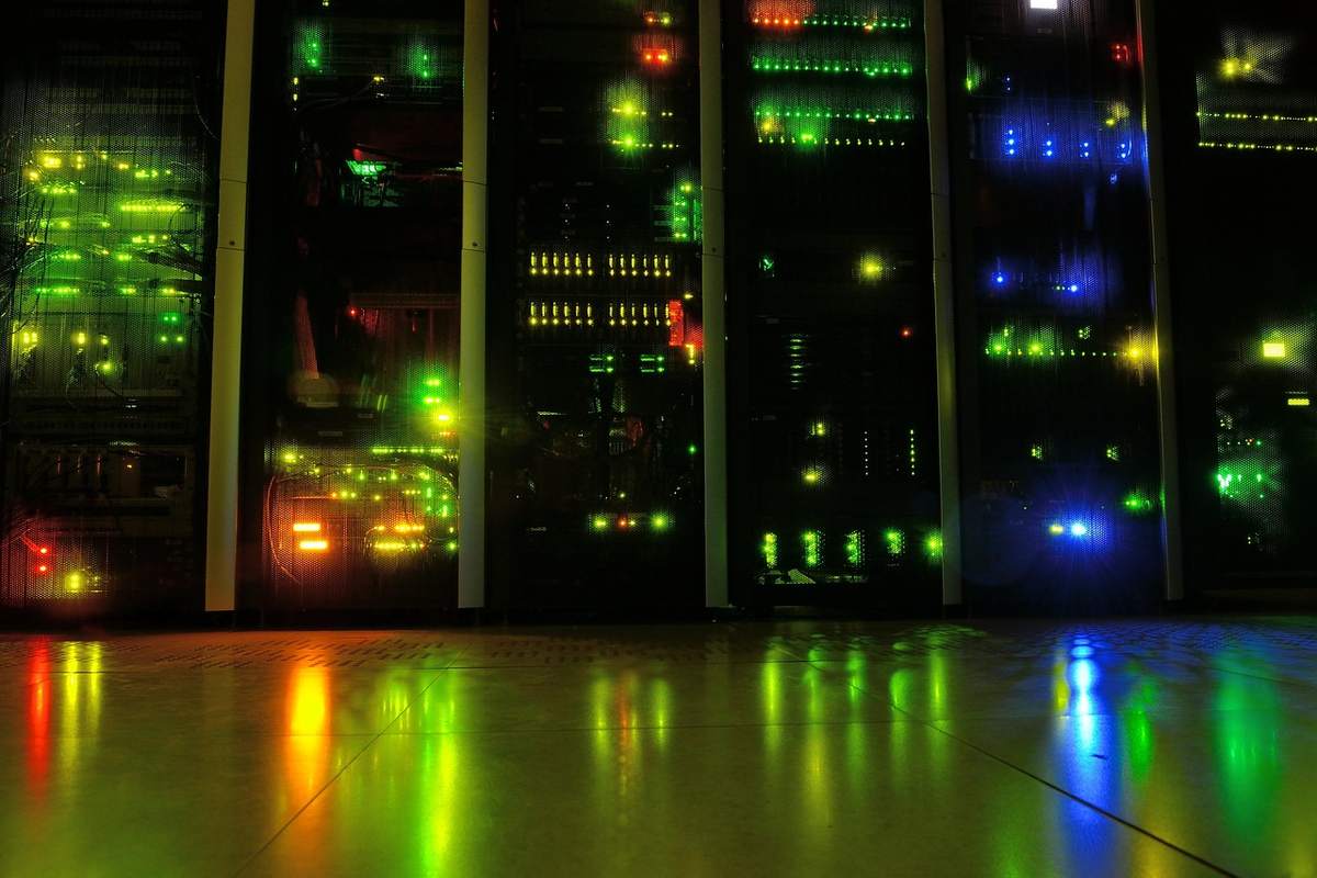Un poste de travail avec ordinateur ouvert sur une page de configuration de domaine