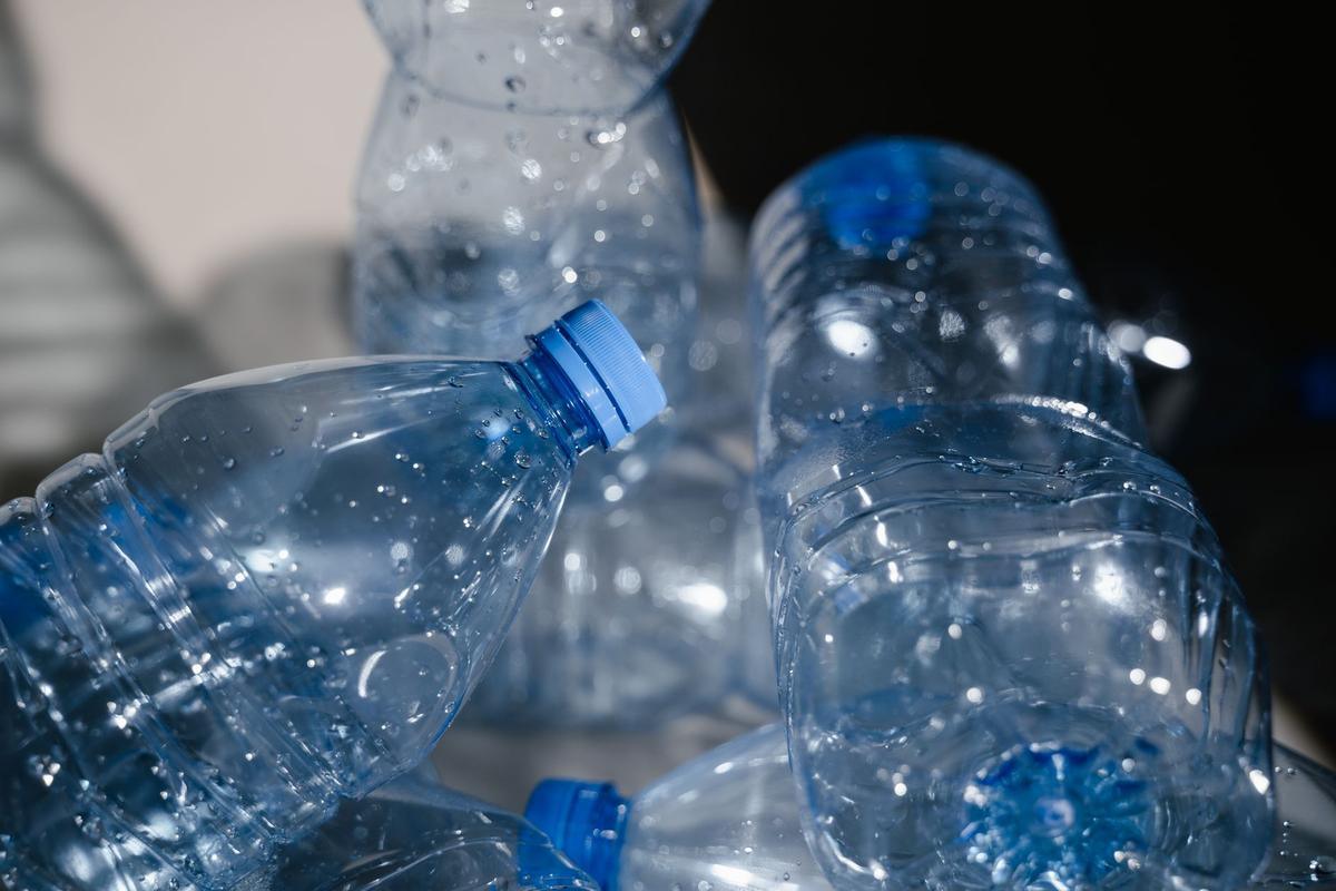 Bouteilles d'eau en plastique transparent avec bouchons bleus, regroupées ensemble