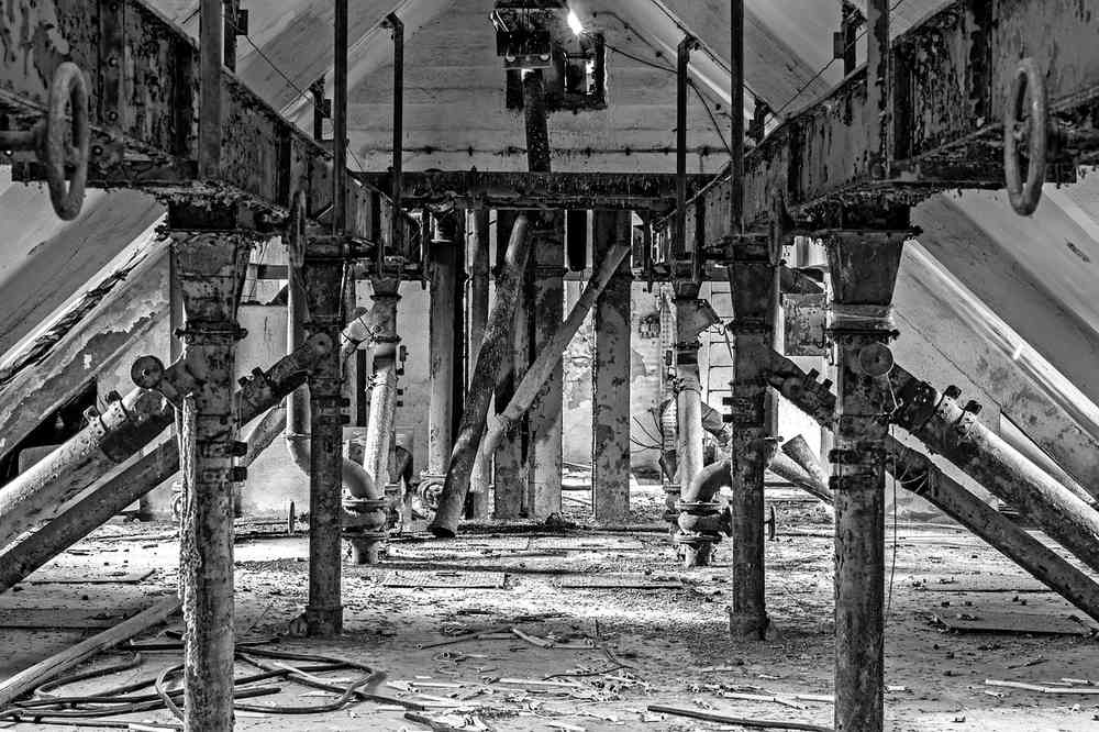 Charpente traditionnelle en bois vue depuis un grenier Charpente traditionnelle en bois vue depuis un grenier