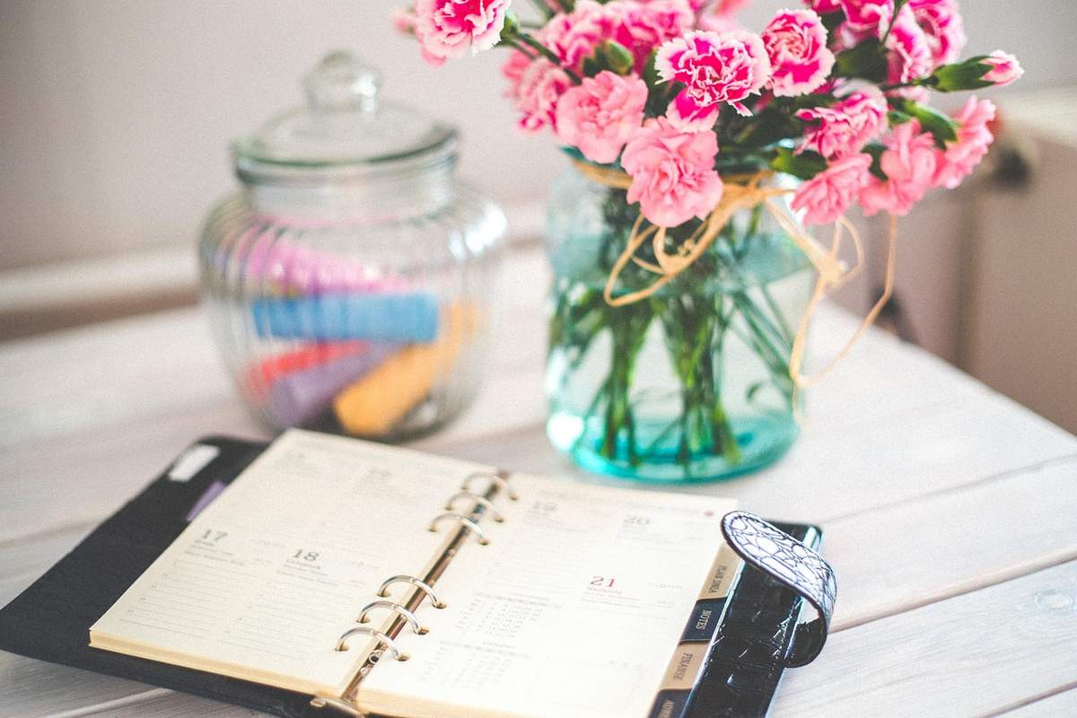 Calendrier posé sur un bureau pour planifier les 90 jours Calendrier posé sur un bureau pour planifier les 90 jours