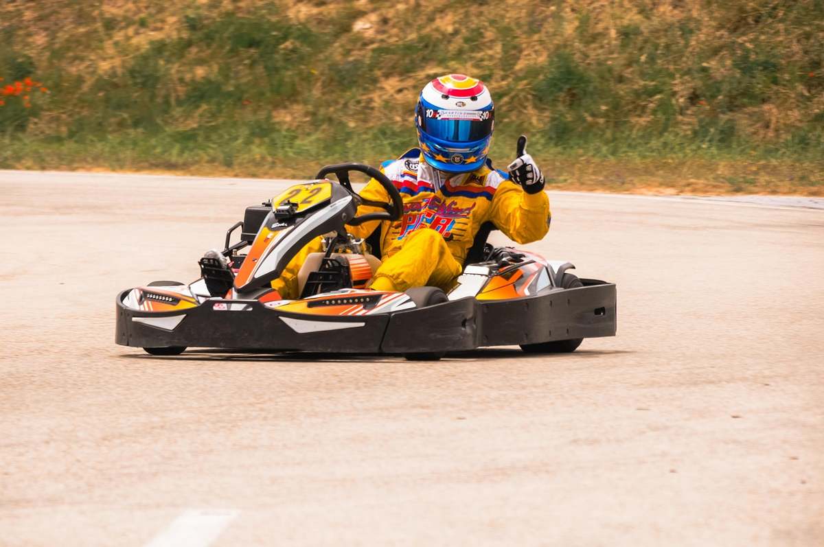 Un casque de karting vu de près