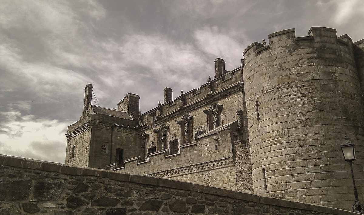 Château de Caen, forteresse en pierre édifiée par Guillaume le Conquérant, abritant des musées. Château de Caen, forteresse en pierre édifiée par Guillaume le Conquérant, abritant des musées.