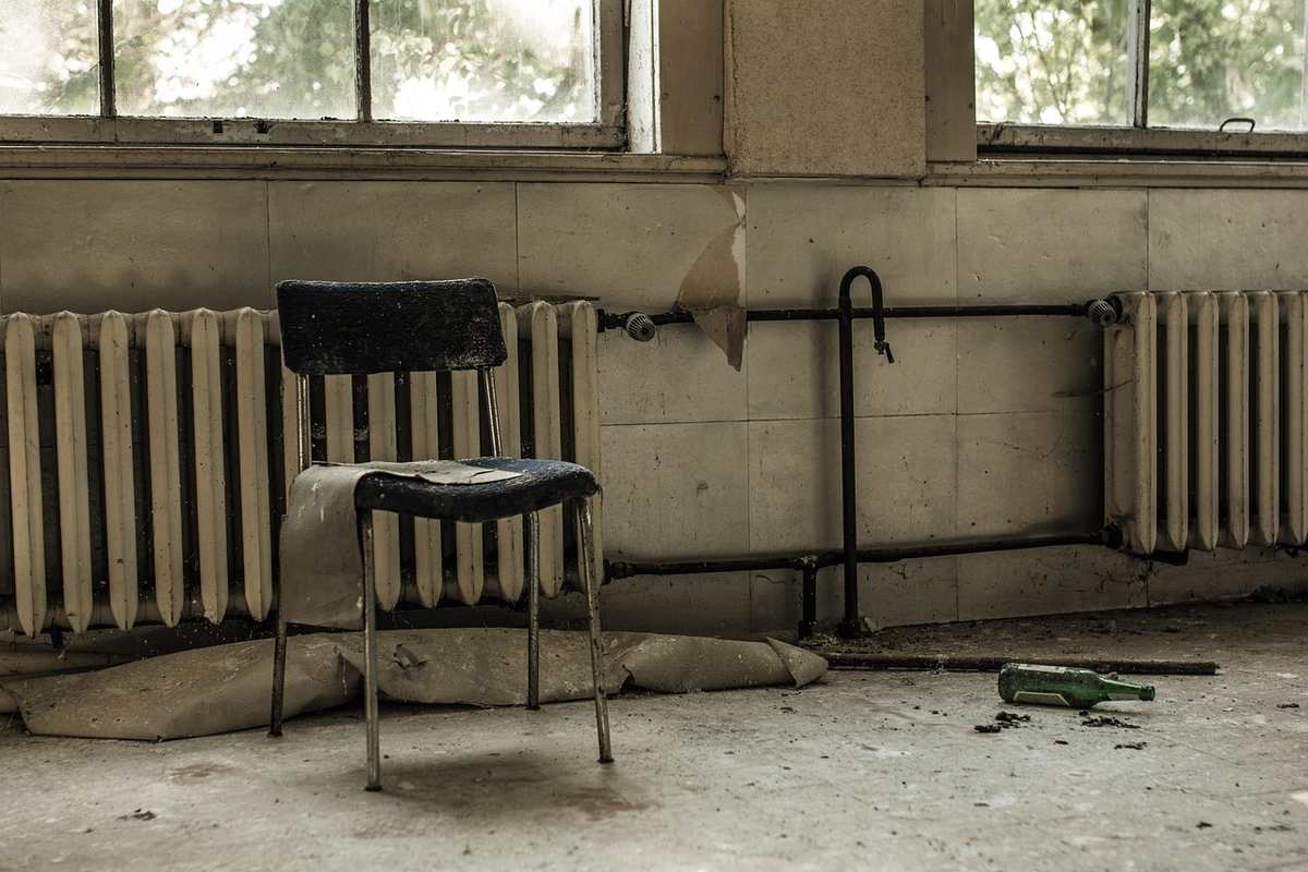 Rideaux thermiques épais devant une fenêtre ancienne