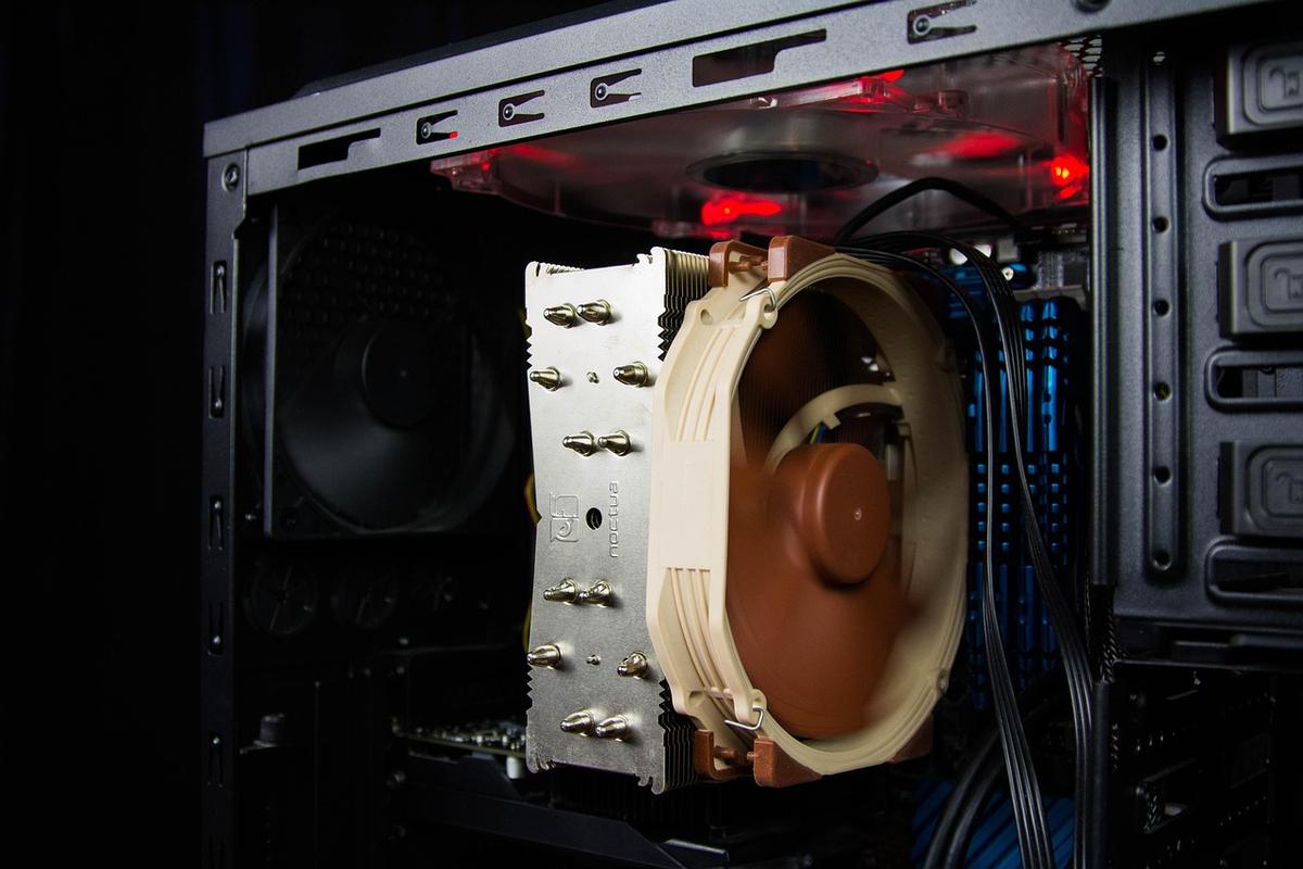 Intérieur de boîtier informatique montrant un ventilateur de processeur avec dissipateur thermique en cuivre Intérieur de boîtier informatique montrant un ventilateur de processeur avec dissipateur thermique en cuivre