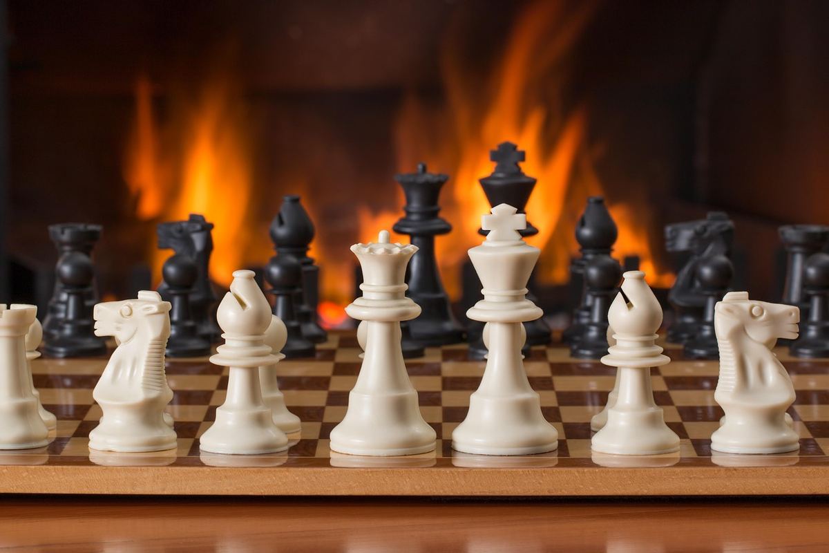 Des pions et des dés de jeu de société vus de près.
