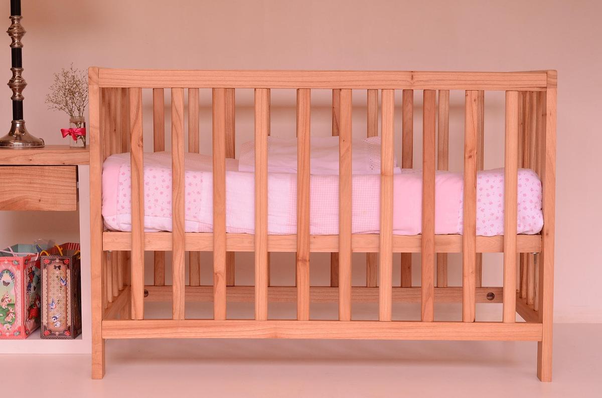 Lit bébé pliant dans un mobil-home de camping Lit bébé pliant dans un mobil-home de camping