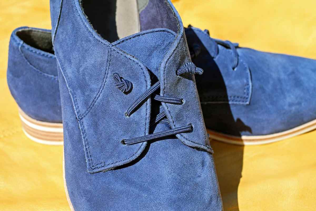 Chaussures de karting rangées sur une étagère après nettoyage Chaussures de karting rangées sur une étagère après nettoyage