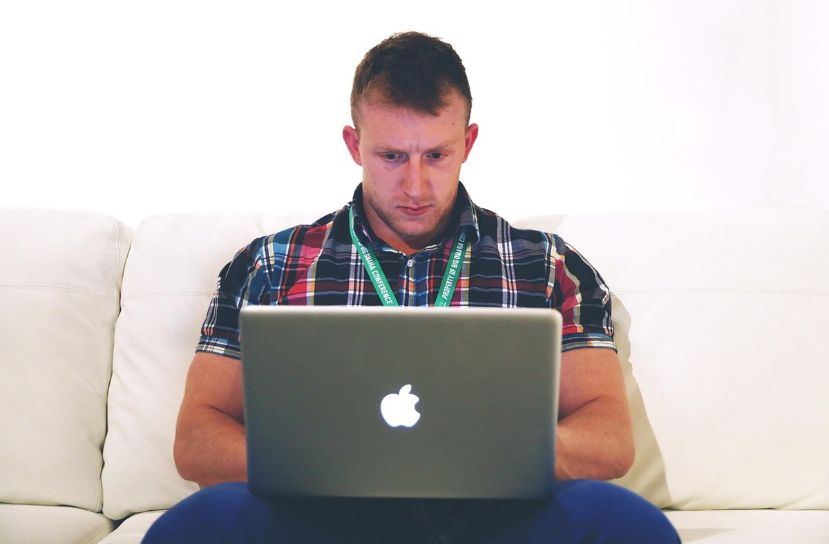 Personne tapant sur un clavier pour configurer le fichier .htaccess