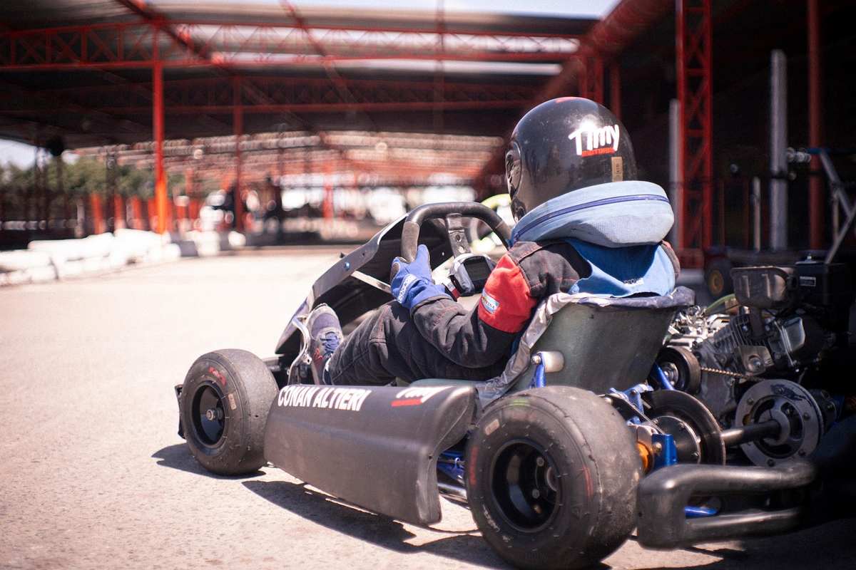 Karts en action sur un circuit