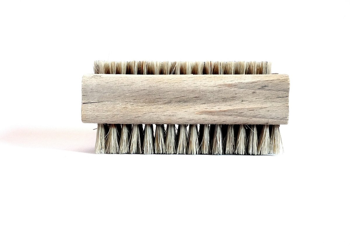 Brosse de nettoyage pour préparer un mur de briques rouges Brosse de nettoyage pour préparer un mur de briques rouges