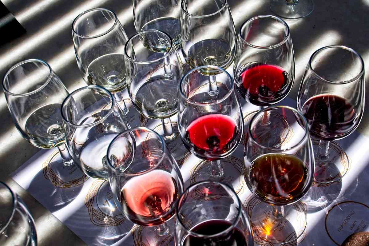 Bouteilles de champagne reposant dans une cave Bouteilles de champagne reposant dans une cave