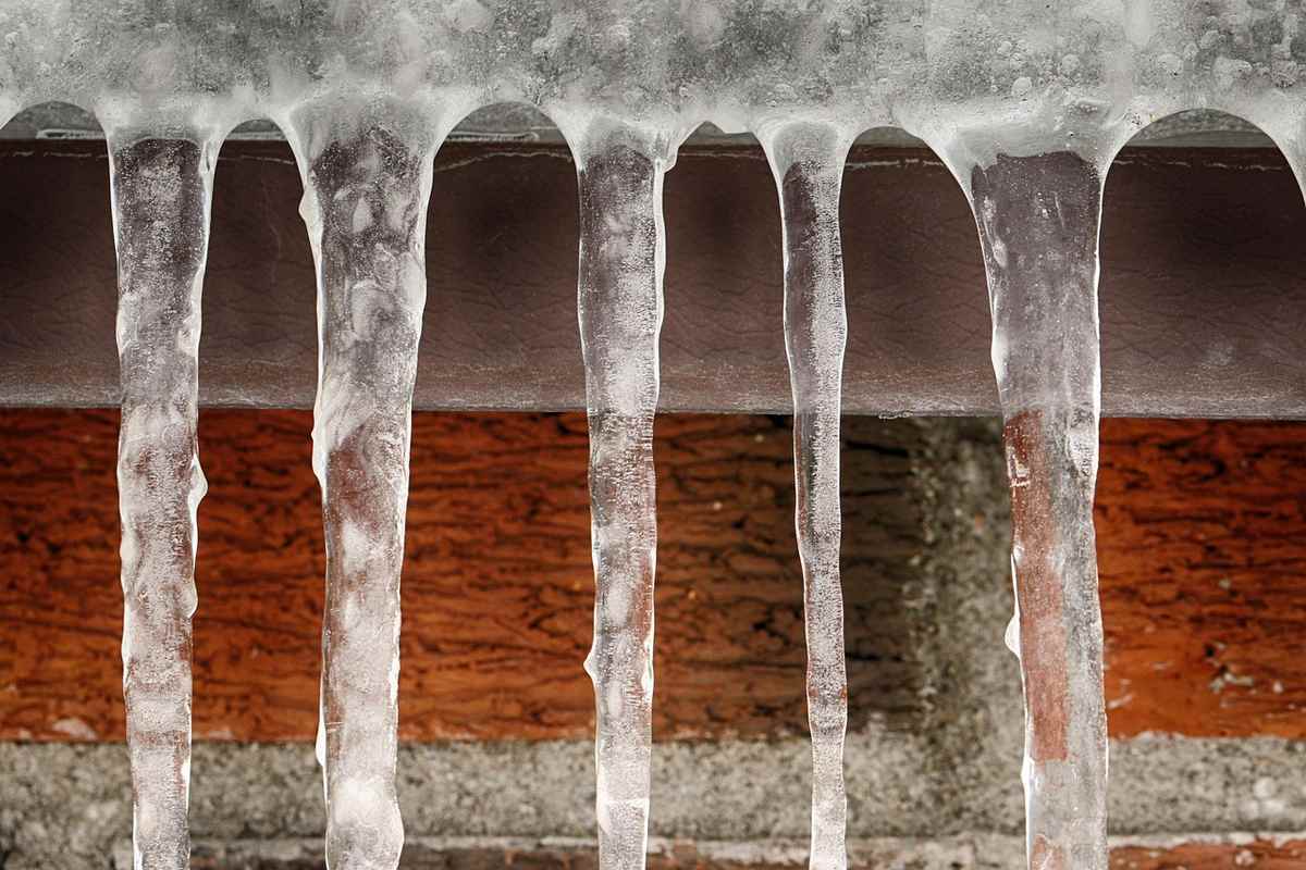 Cristaux de glace sur un mur fissuré en hiver Cristaux de glace sur un mur fissuré en hiver