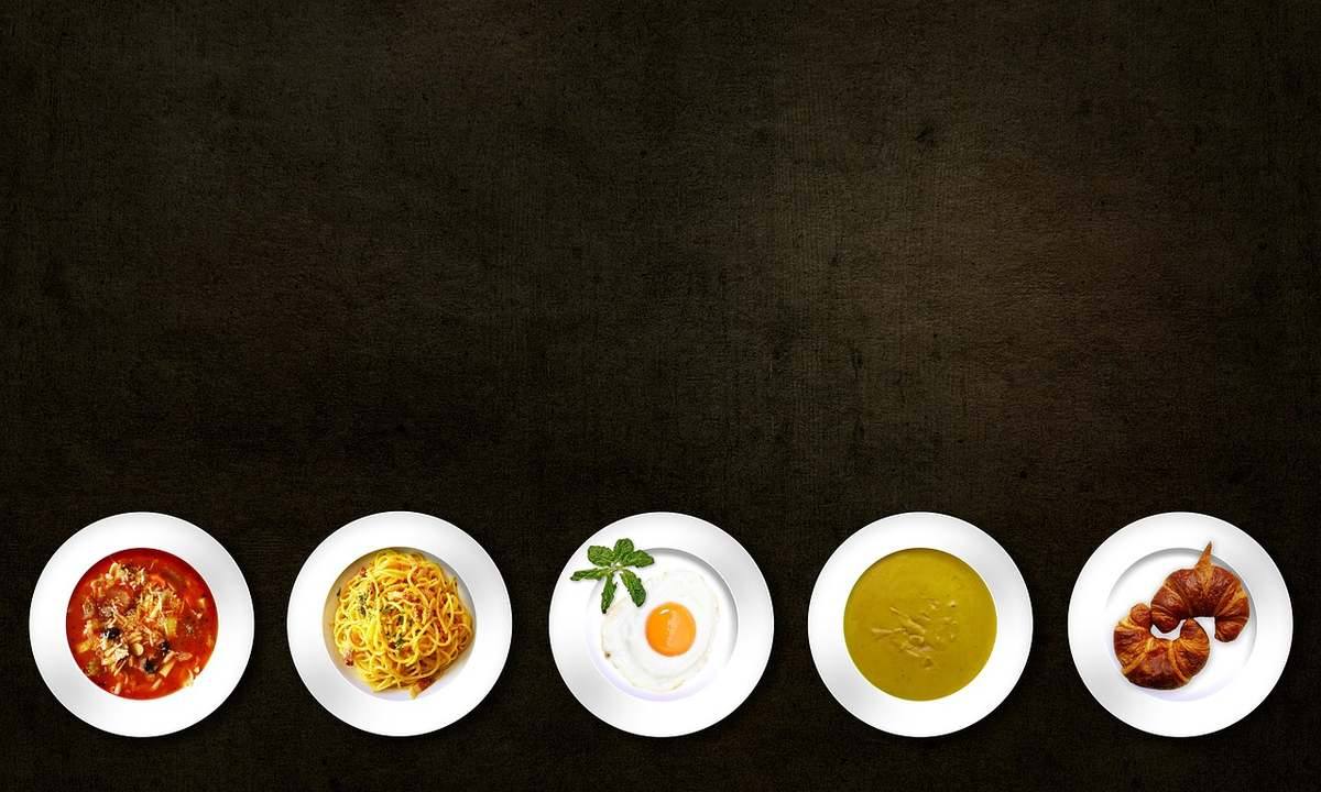 Assiette blanche avec plat de pâtes, assiette blanche avec plat de soupe, assiette blanche avec plat de viande, assiette blanche avec plat de légumes, assiette blanche avec plat de viande grillée