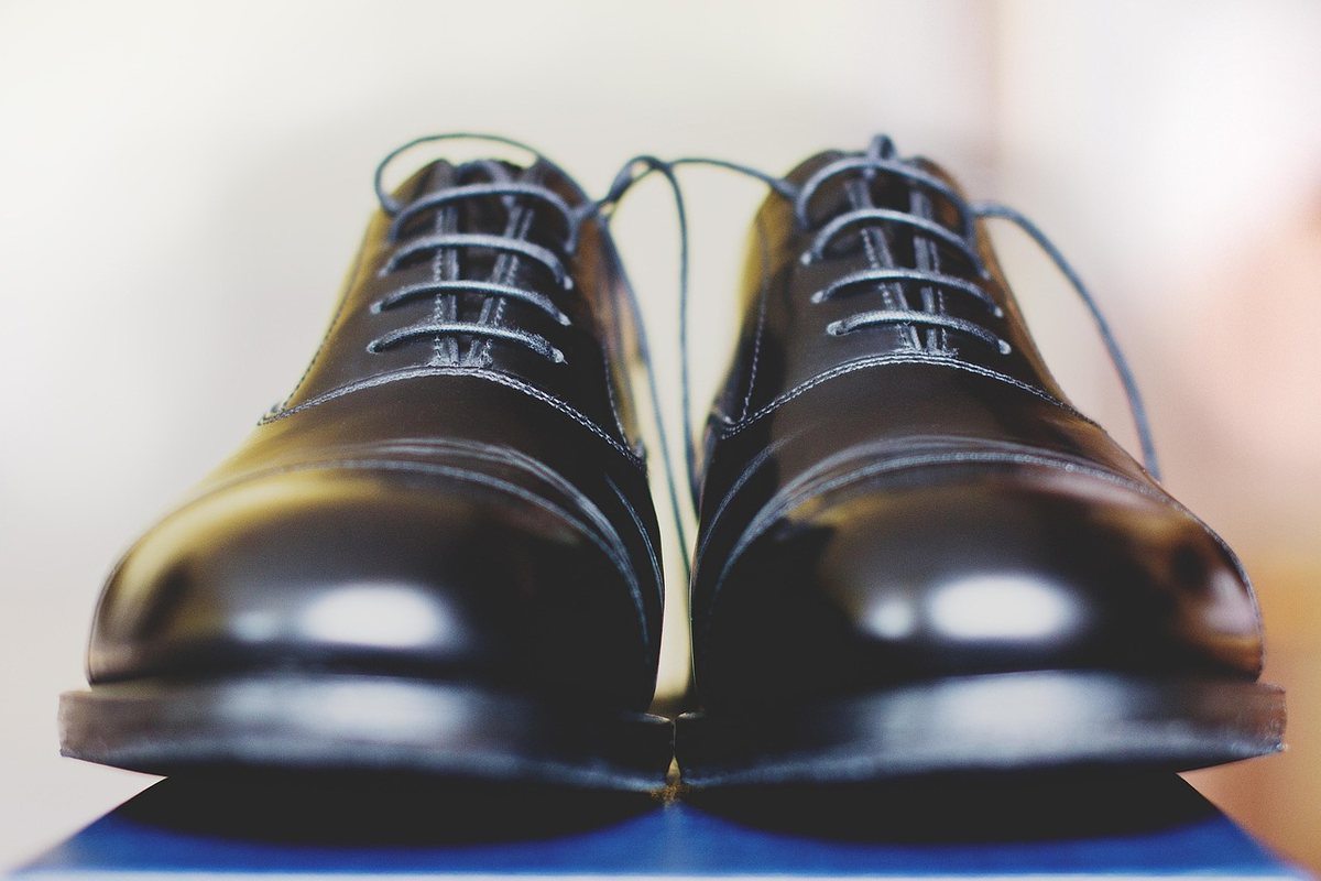Chaussures de cuir noir lacées sur fond flou