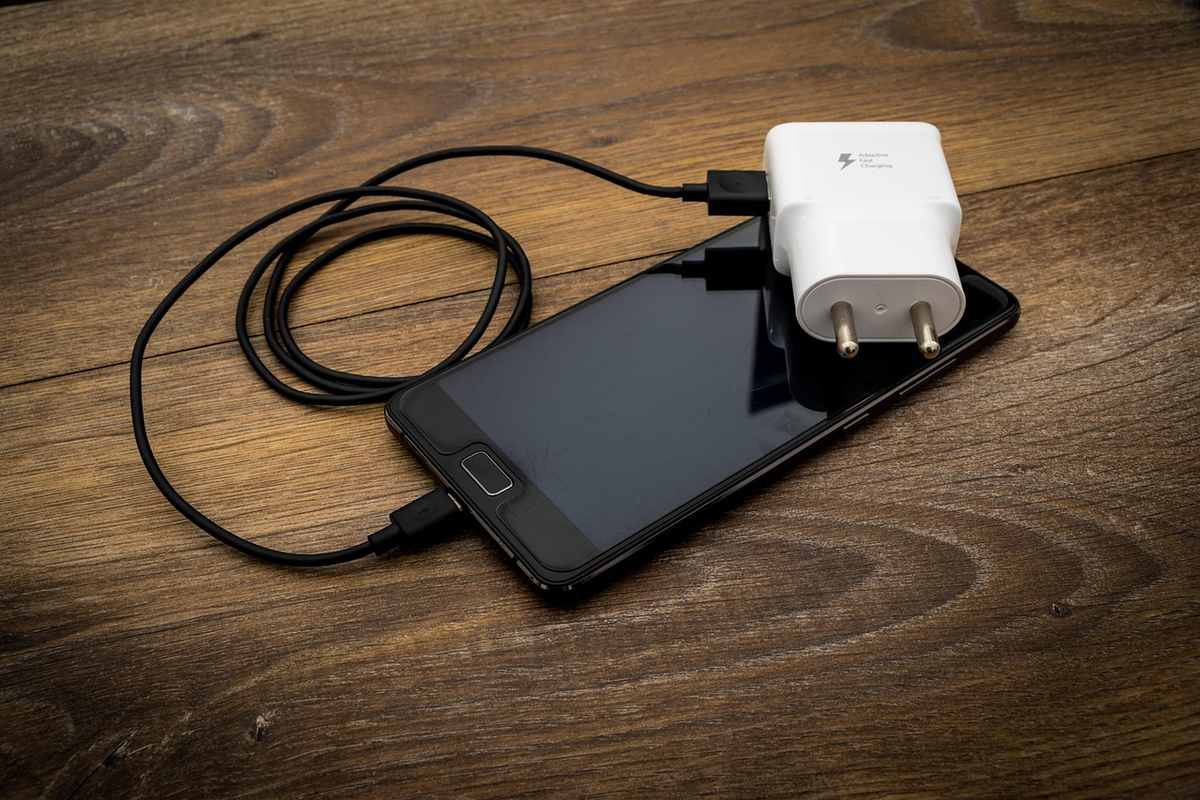 Smartphone en charge avec un câble USB-C Smartphone en charge avec un câble USB-C