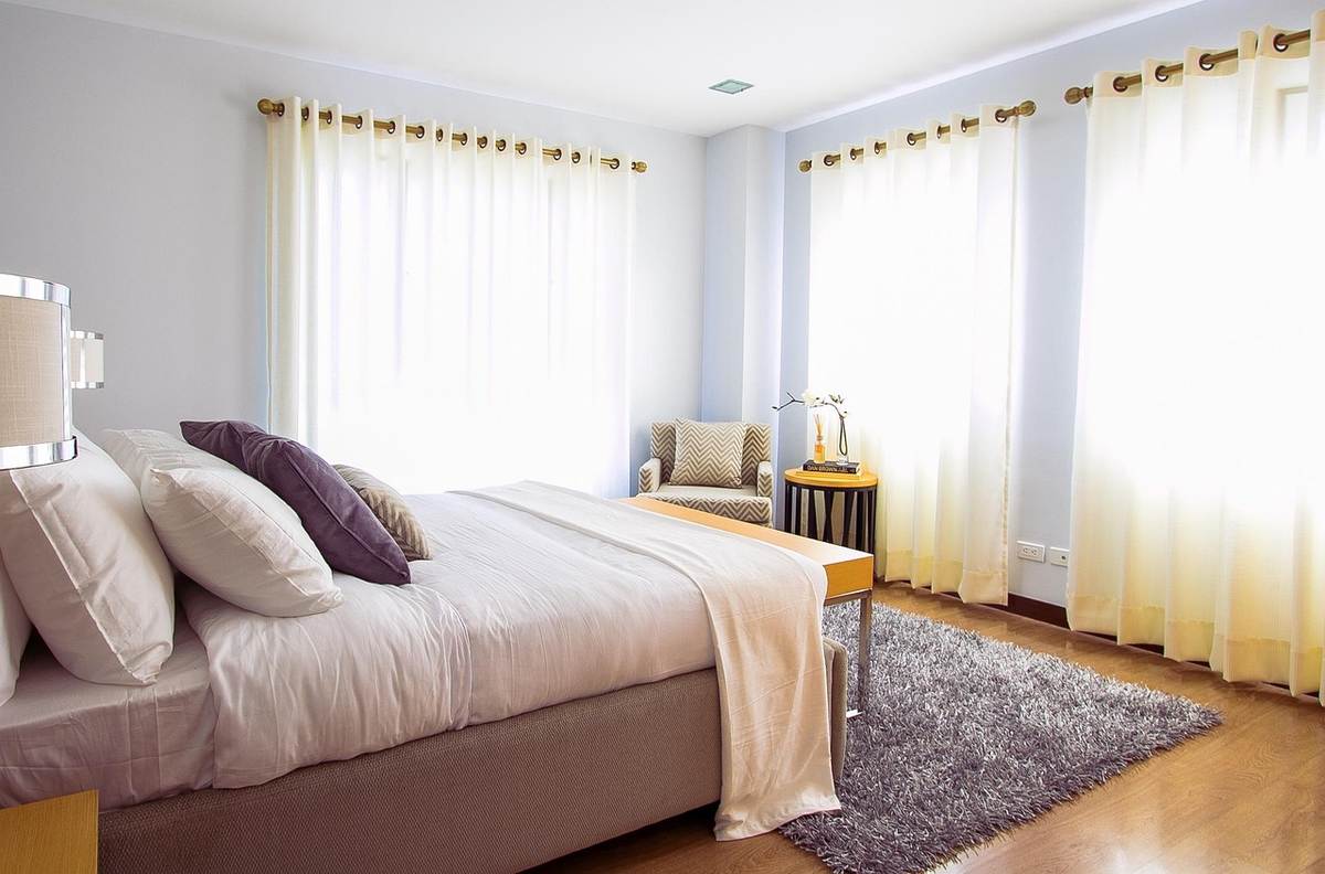 Lit fait avec un linge de lit clair en été Lit fait avec un linge de lit clair en été