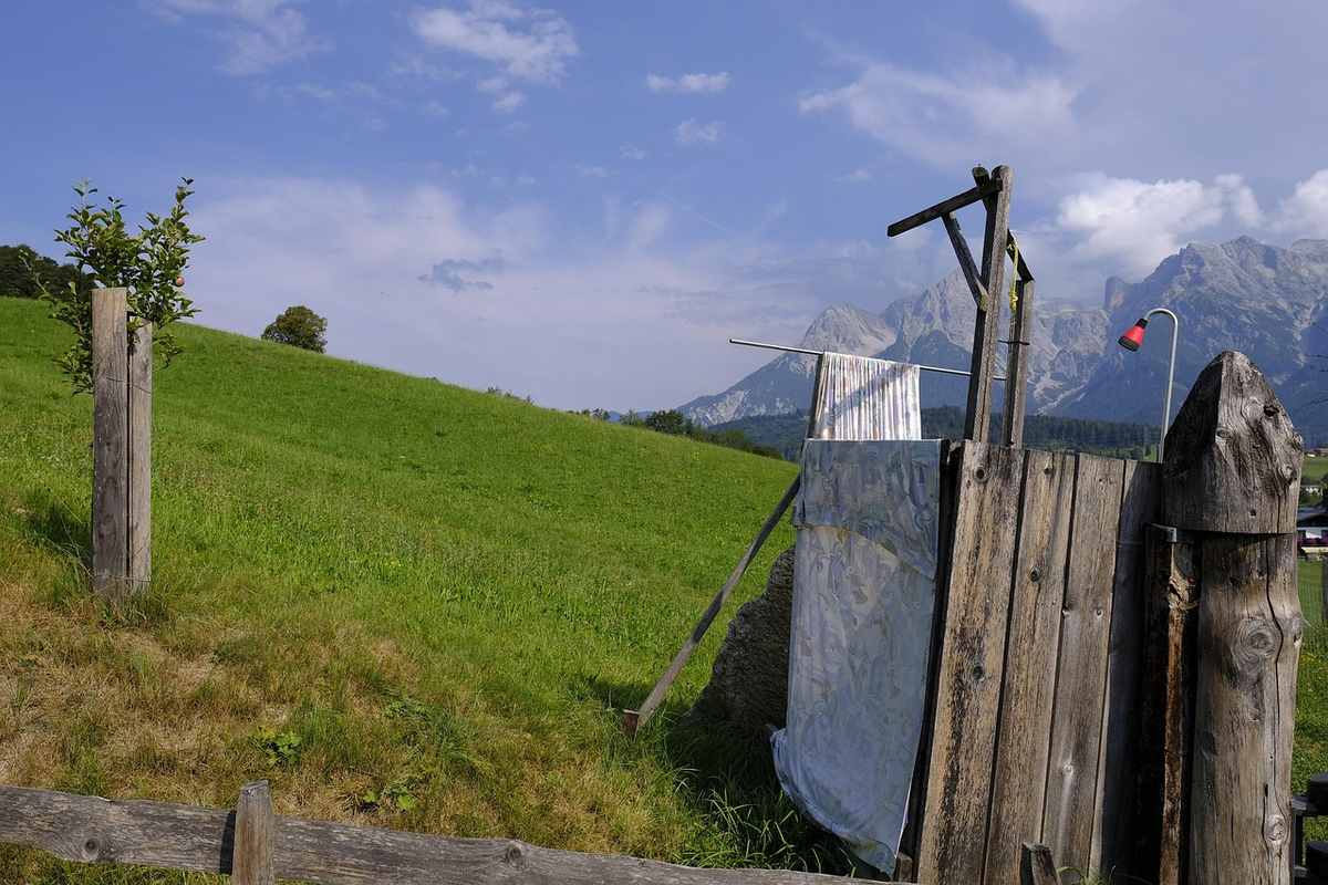 Une douche de camping avec robinet
