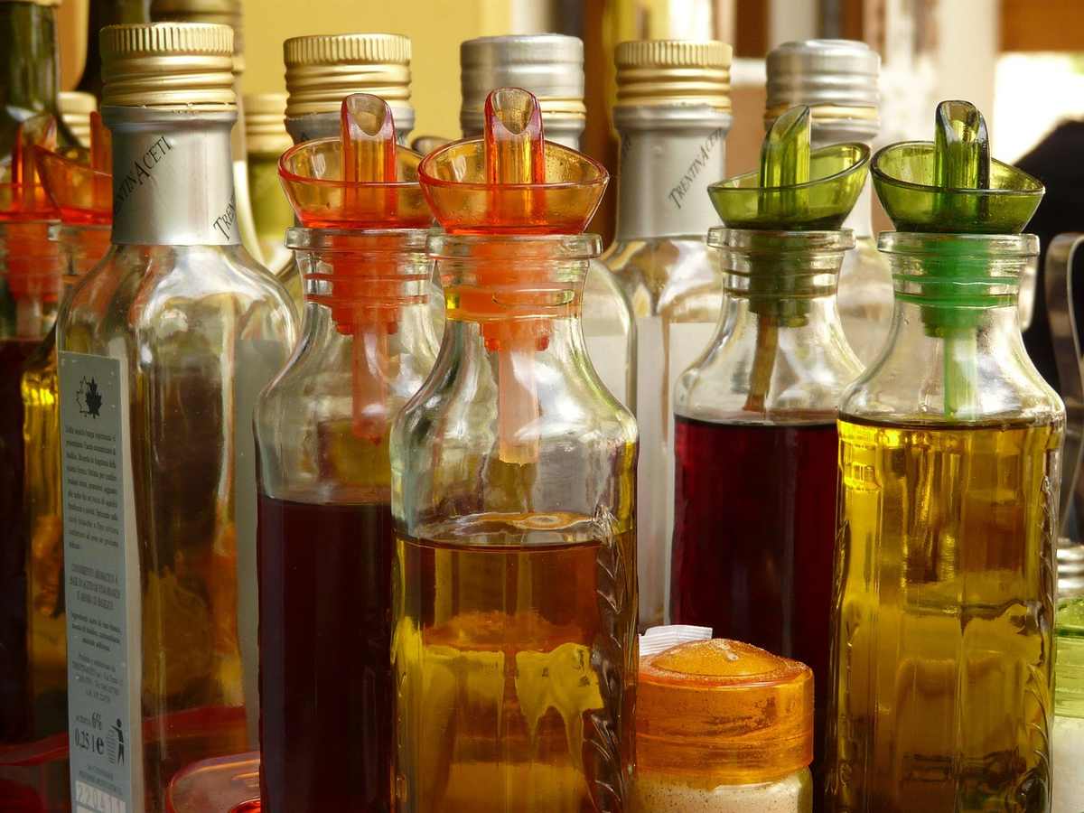 Bouteille de vinaigre blanc utilisée pour nettoyer une tente Bouteille de vinaigre blanc utilisée pour nettoyer une tente