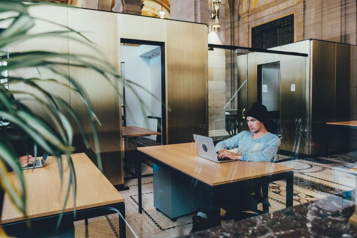 Une personne utilisant un ordinateur portable dans un bureau Une personne utilisant un ordinateur portable dans un bureau