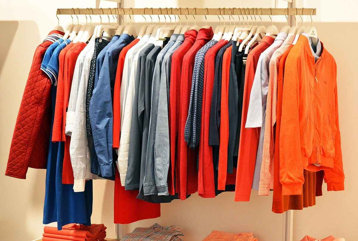 Robes et chemises colorées sur étagère dans un magasin Robes et chemises colorées sur étagère dans un magasin