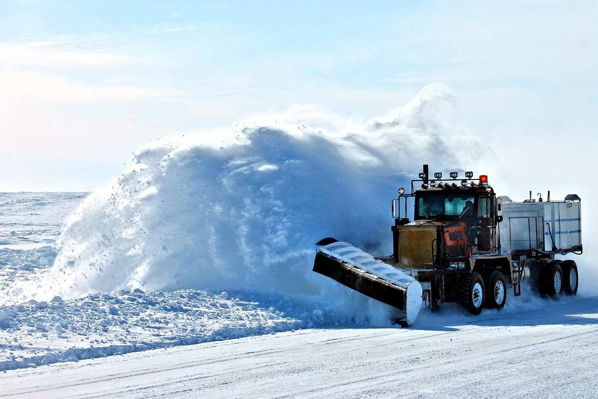Lame de déneigement montée sur un chariot élévateur