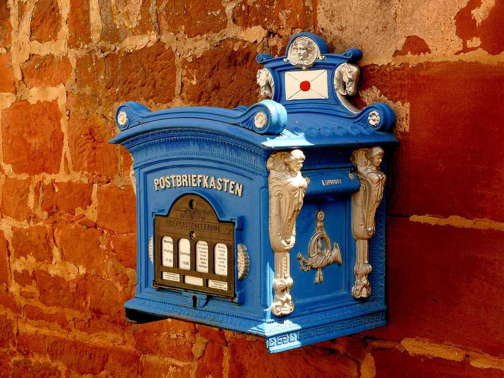Une bo&icirc;te aux lettres re&ccedil;oit un courrier recommand&eacute; de mise en demeure