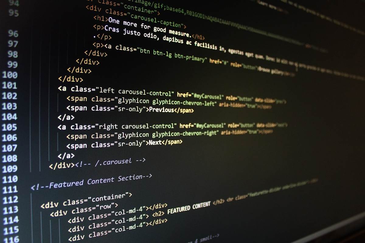 Développeur web travaillant sur le code d’un site marchand