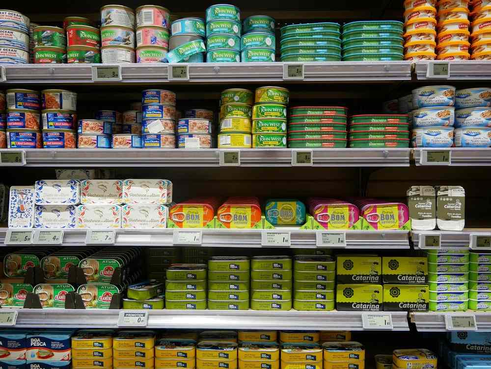 Rayons de supermarché remplis de produits Rayons de supermarché remplis de produits