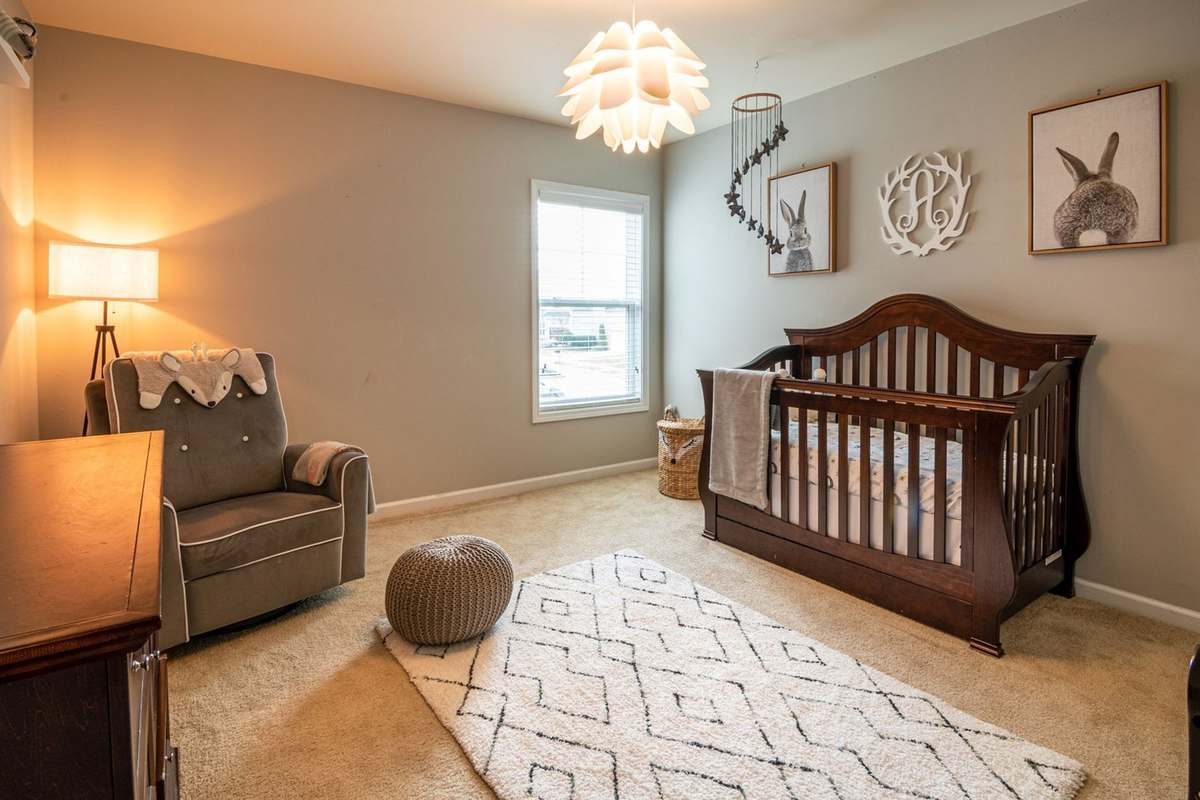 Chambre d'enfant avec lit, fauteuil, tapis, lampe et décorations murales Chambre d'enfant avec lit, fauteuil, tapis, lampe et décorations murales