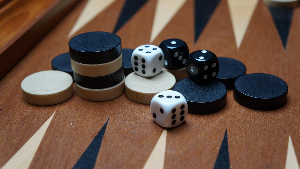 Joueurs marquant des points pendant une partie de jeu de cartes