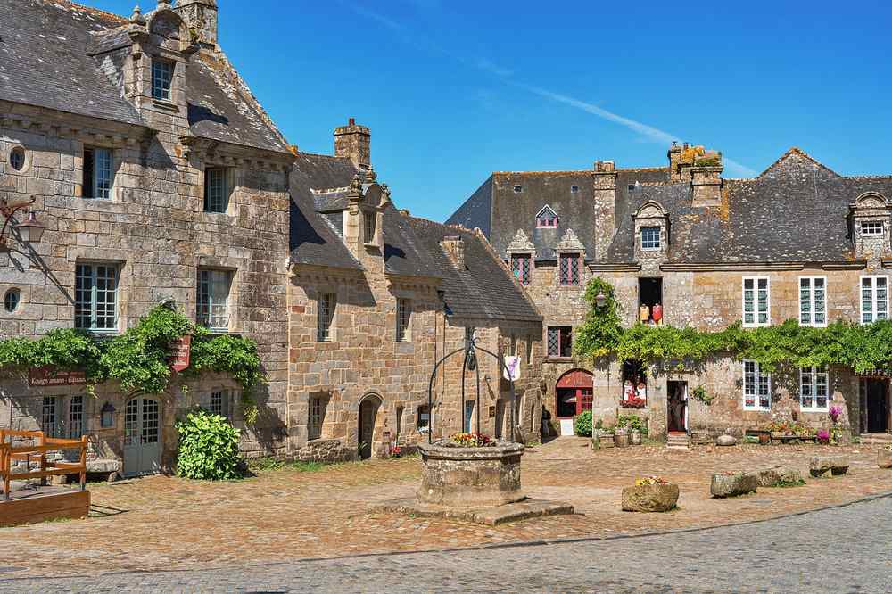 Place de village fleurie avec fontaine en Alsace Place de village fleurie avec fontaine en Alsace