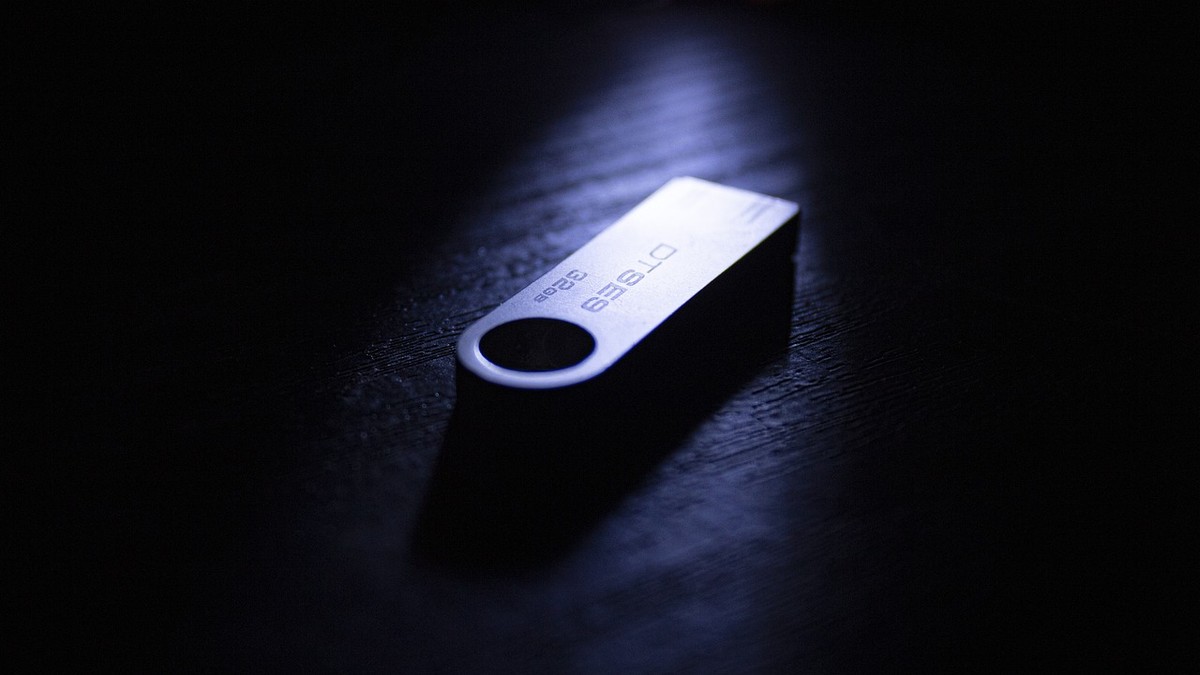 Une clé USB branchée sur un ordinateur portable Une clé USB branchée sur un ordinateur portable