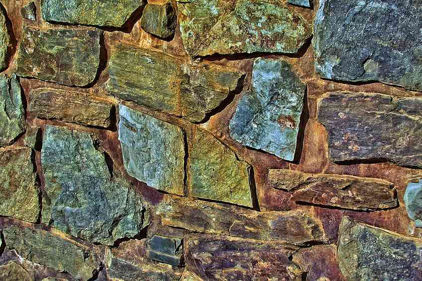 Remontage d'un mur en pierre sèche