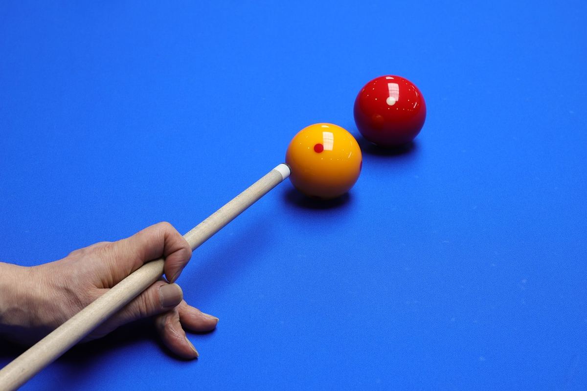 Un espace de billard dans un bowling