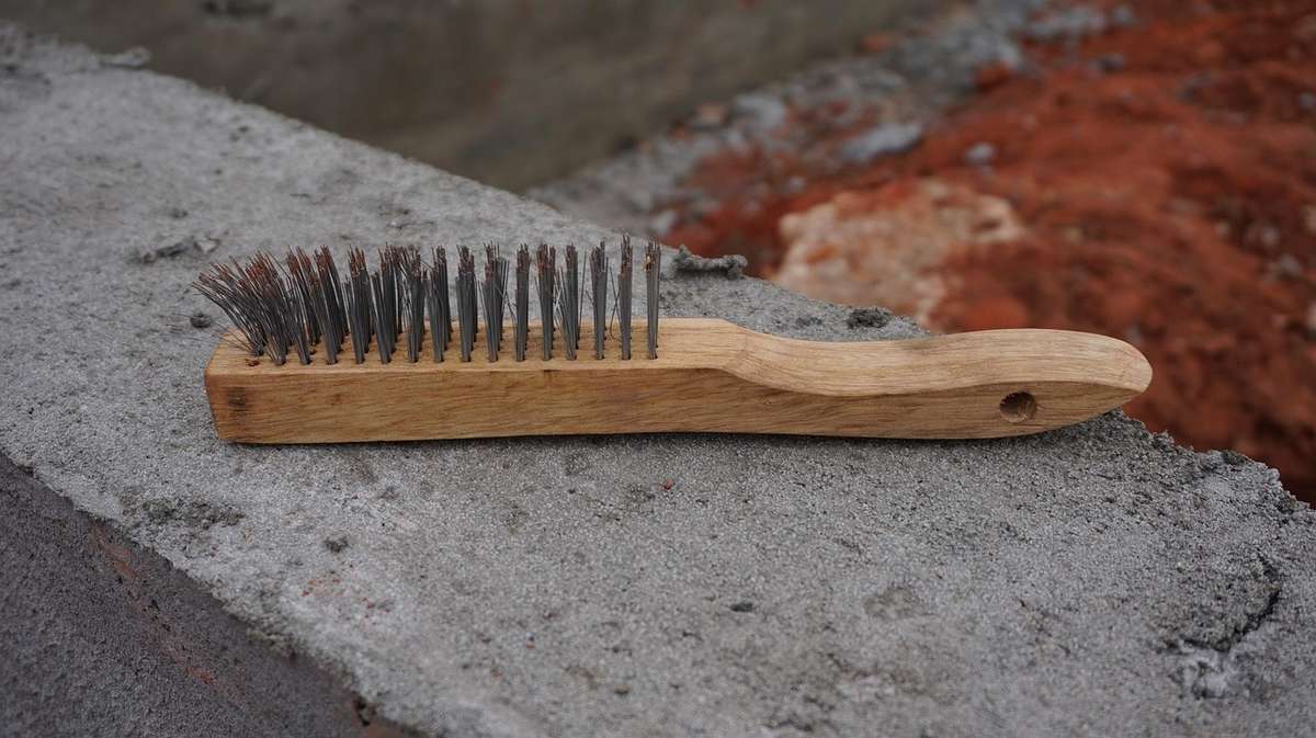 Une brosse métallique et de la laine d'acier pour éliminer la rouille