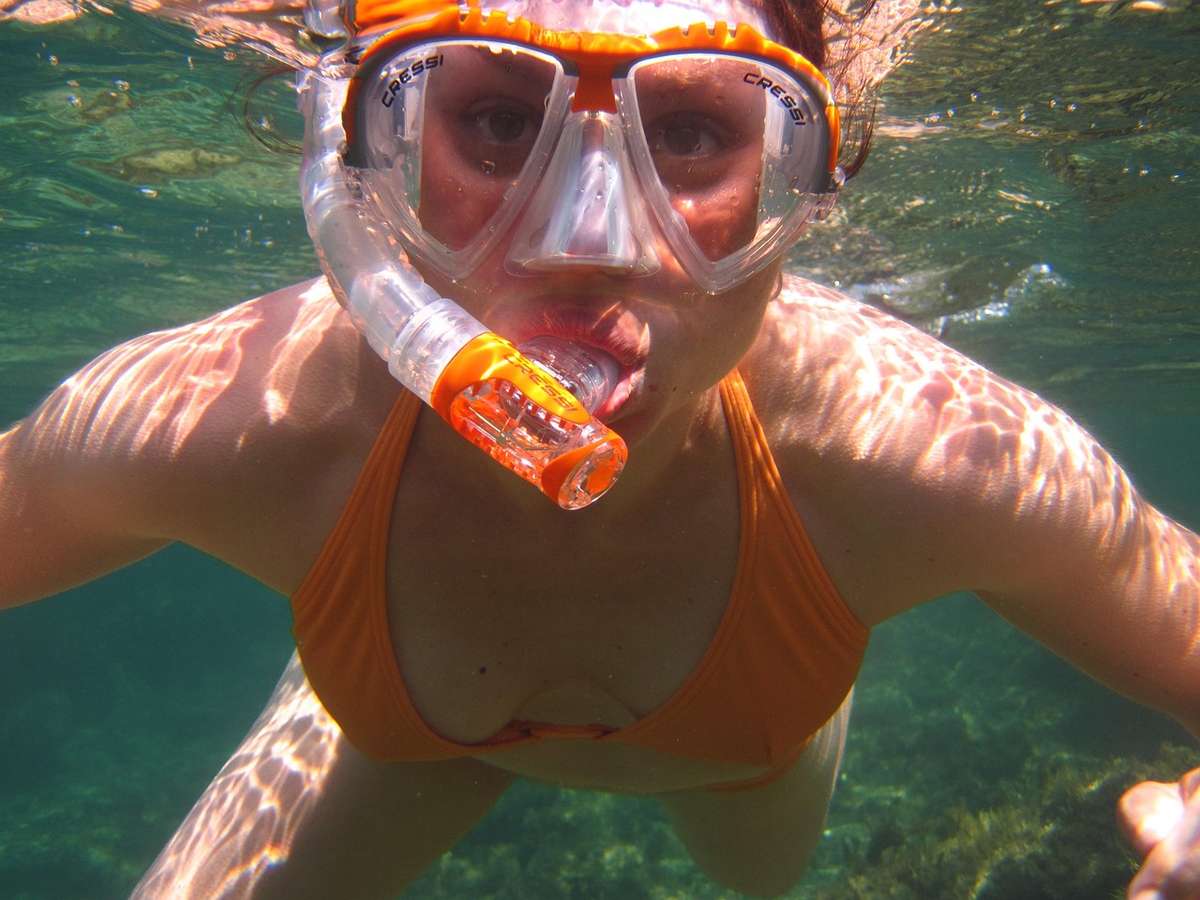 Lunettes de natation posées au bord d’une piscine