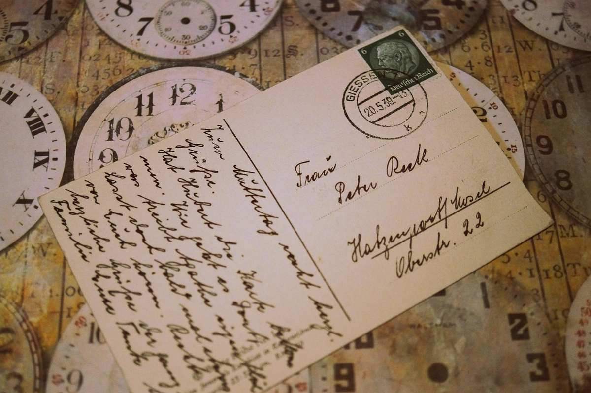 Cartes postales anciennes empilées sur une table