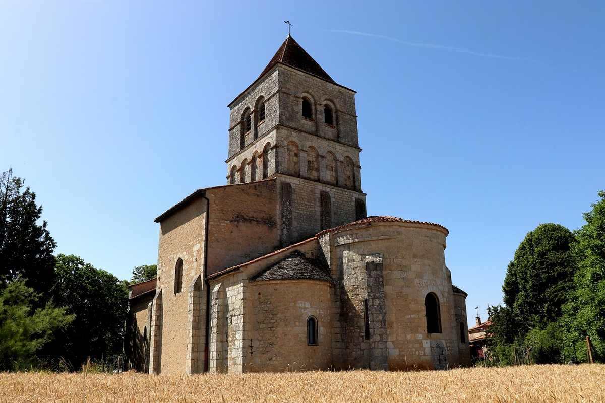 Villages perchés d'Auvergne : ce que révèle leur patrimoine roman