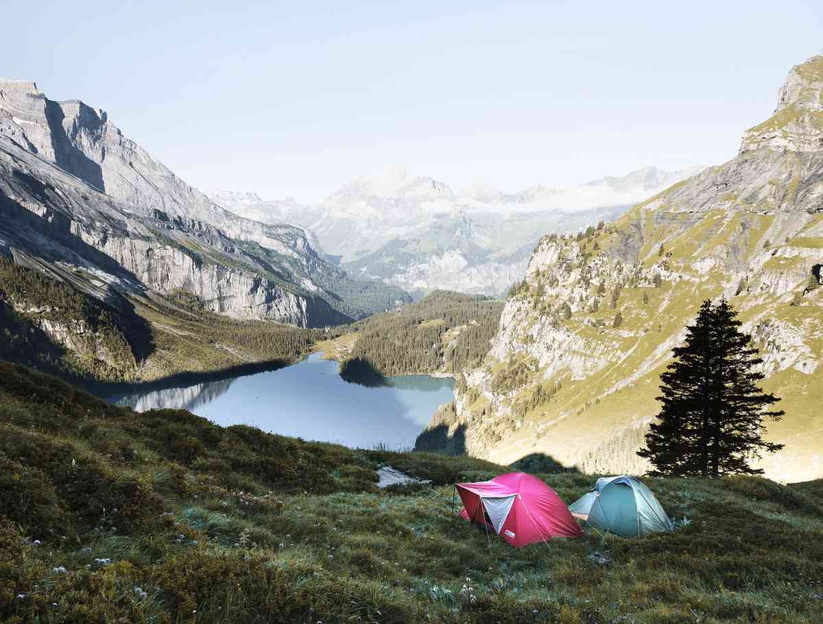 Un emplacement de camping avec tente en Corse