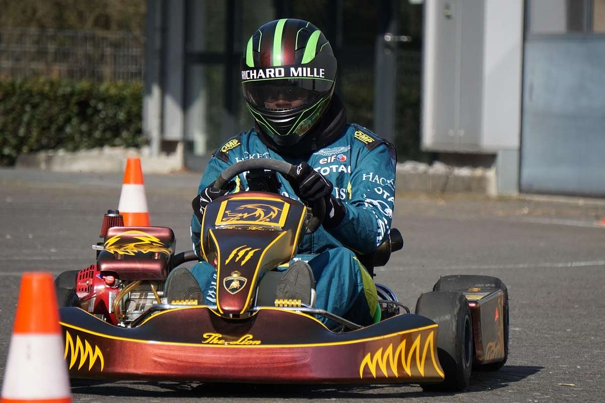 Pilote en kart pendant une course
