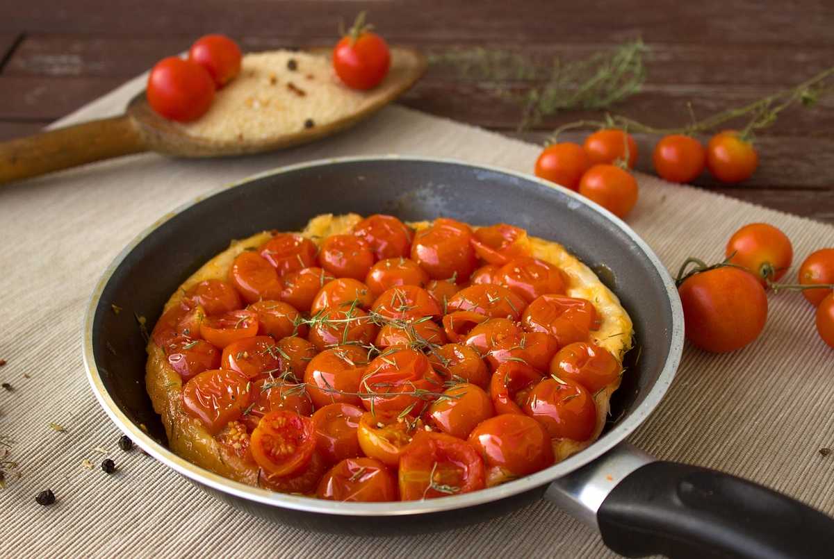 Une pâte à tarte foncée dans un moule à tarte Une pâte à tarte foncée dans un moule à tarte