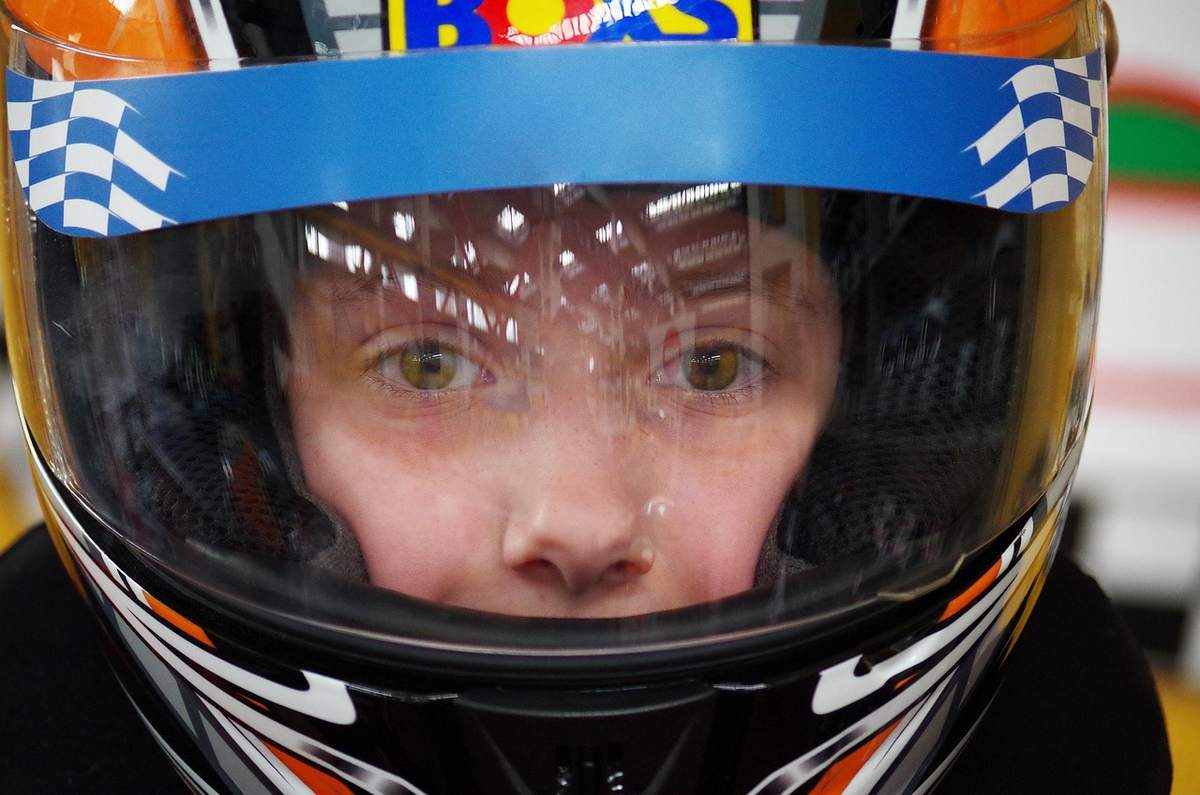 Un casque de karting pour enfant
