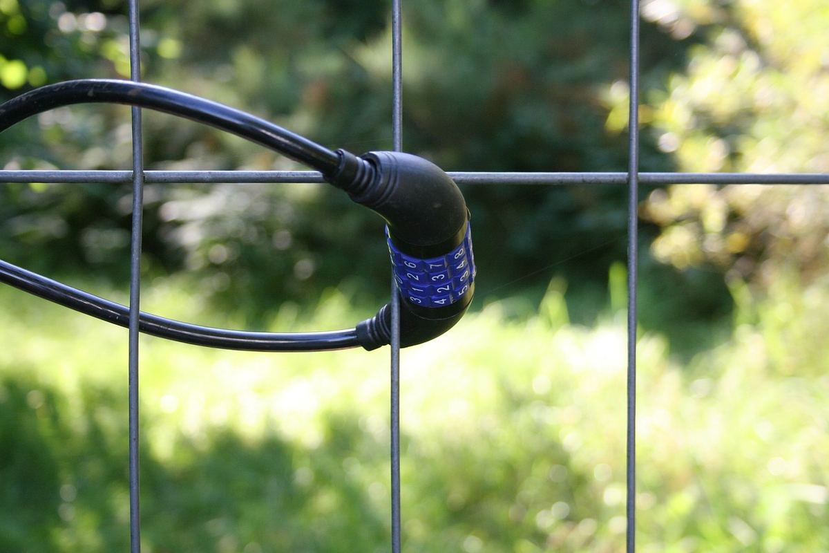 Vélo attaché à un rack avec un cadenas robuste
